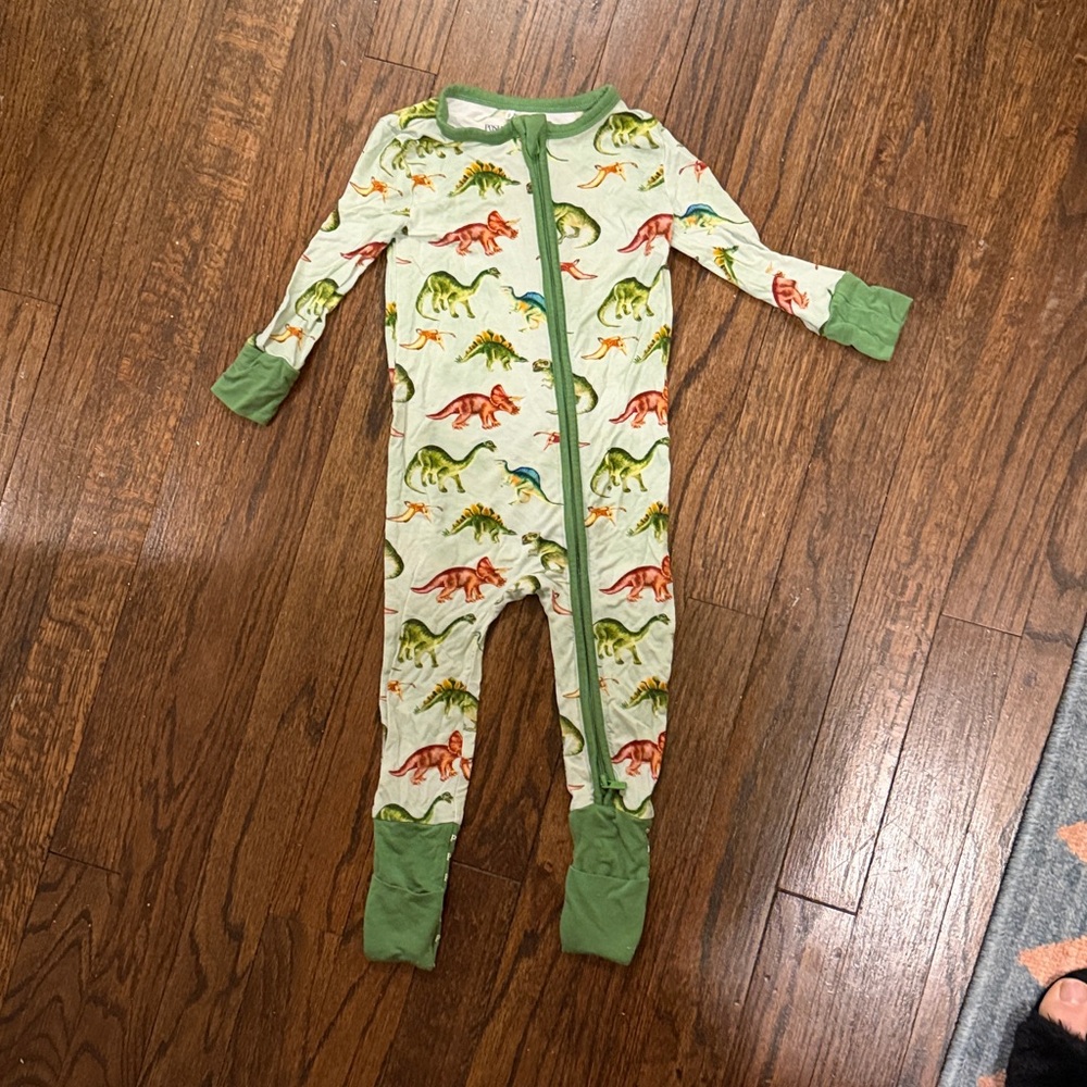 Posh Peanut Zipper Dinosaur One Piece Kids Pajamas 9-12 months. c